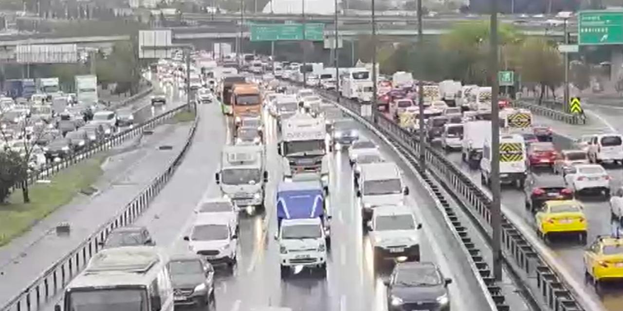 İstanbul'u sağanak vurdu trafik kilitlendi!