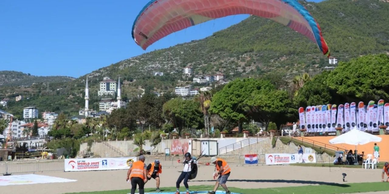 Dünya Yamaç Paraşütü Hedef Şampiyonası, Antalya'da sürüyor