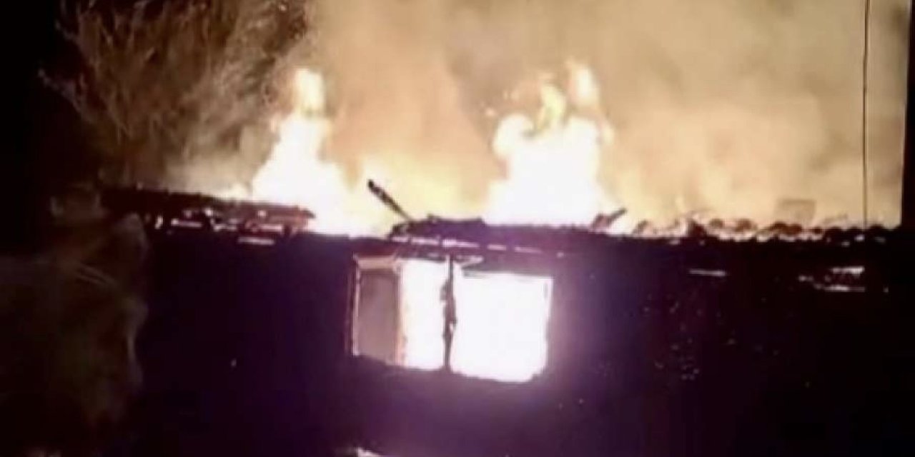 Yalnız yaşadığı evde alevlerin arasında kaldı