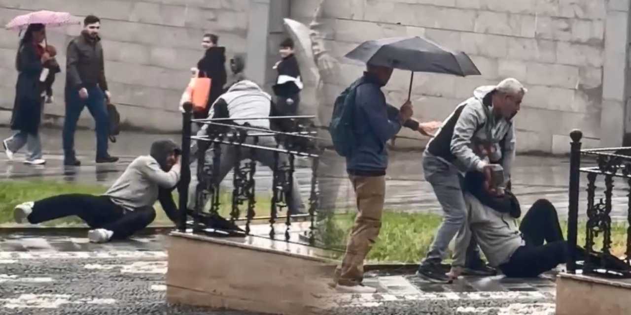 Gaziosmanpaşa’da dehşet anları! Tartıştığı kişiyi yerde sürükleyip kaldırım taşıyla darbetti
