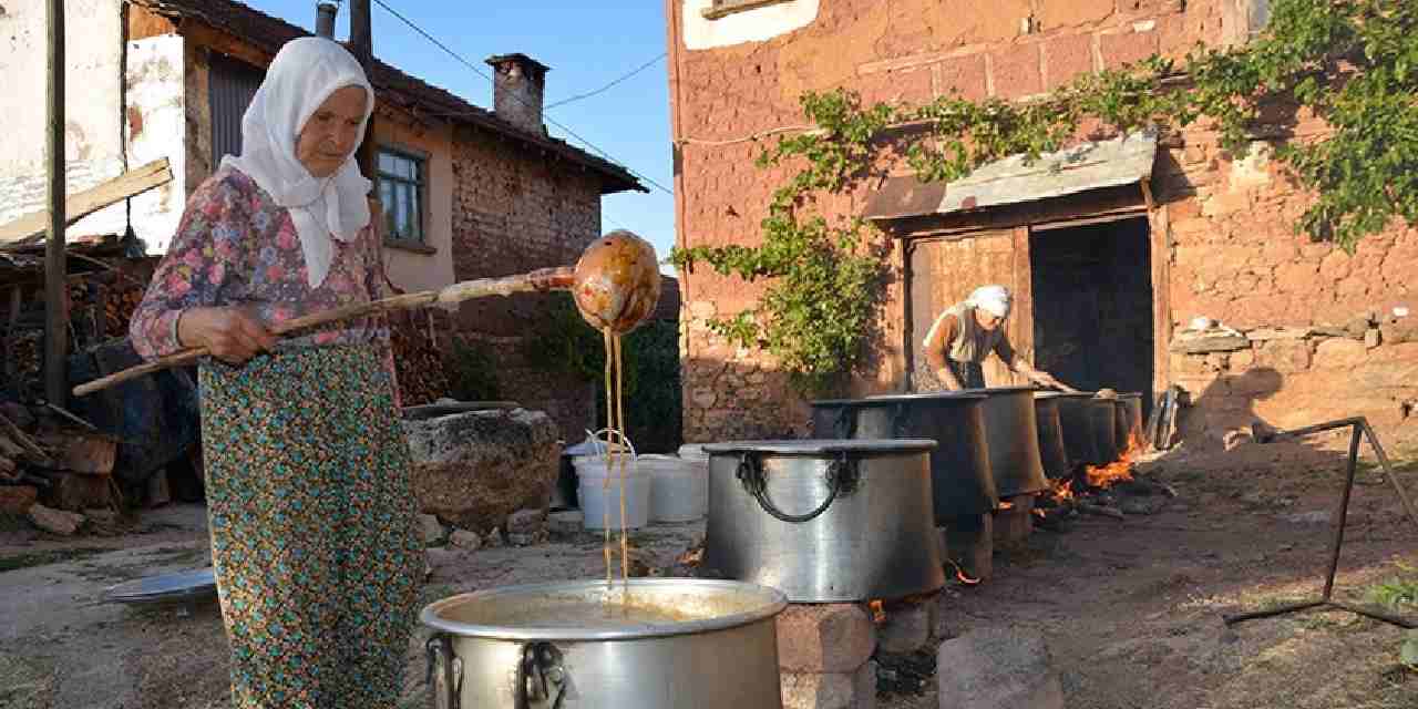 6 saat kazanlarda kaynatılıp şişeleniyor: Geleneksel yöntemle hazırlanıyor