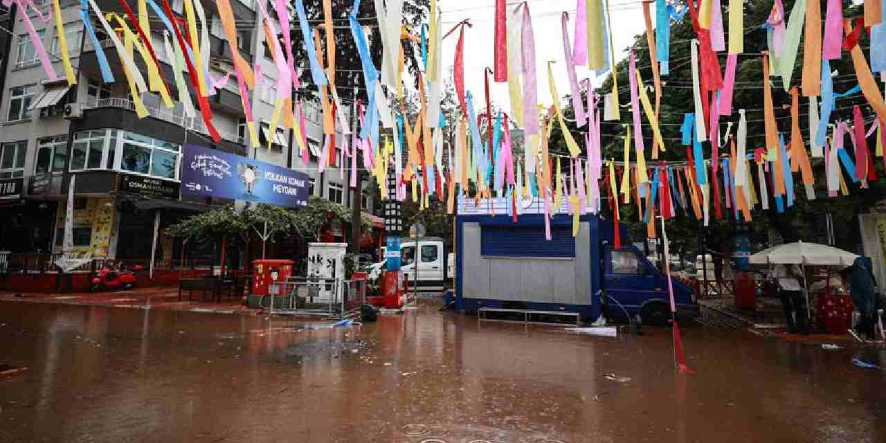 Mersin'de fırtına koptu: Ağaçlar devrildi, trafik aksadı