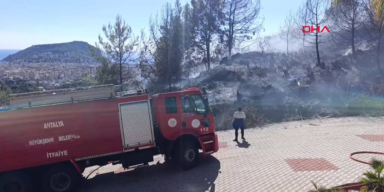 Alanya'da korkutan yangın! Villalara ilerledi