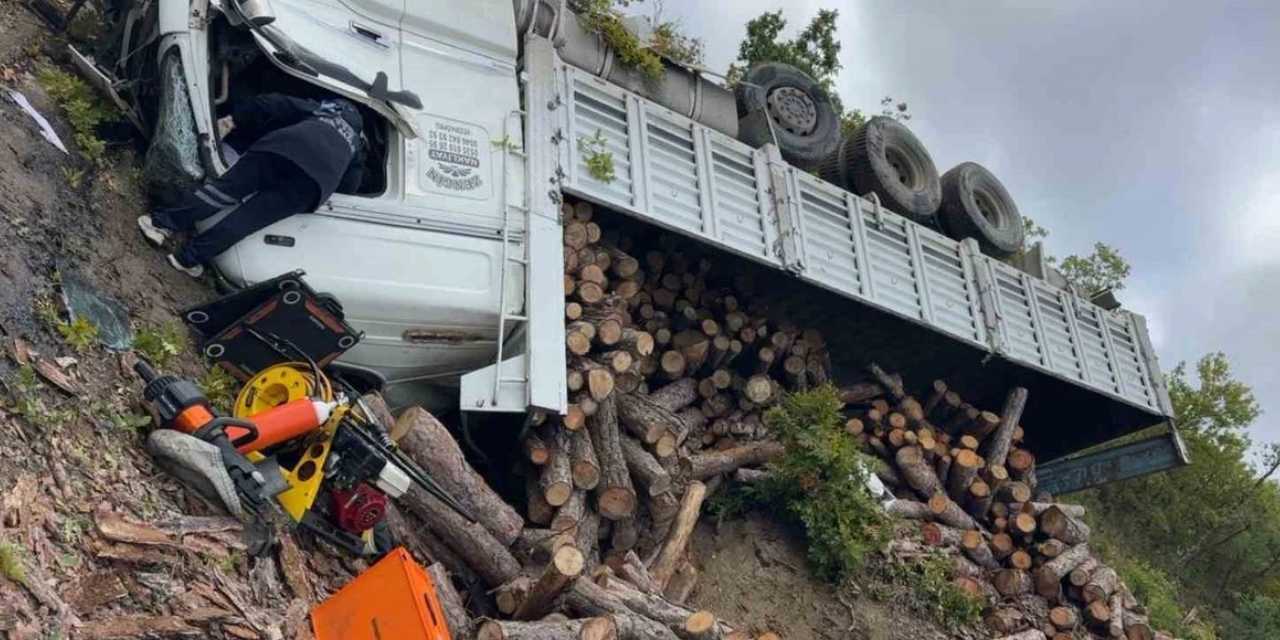 Samsun'da şarampole devrilen kamyonun sürücüsü hayatını kaybetti!