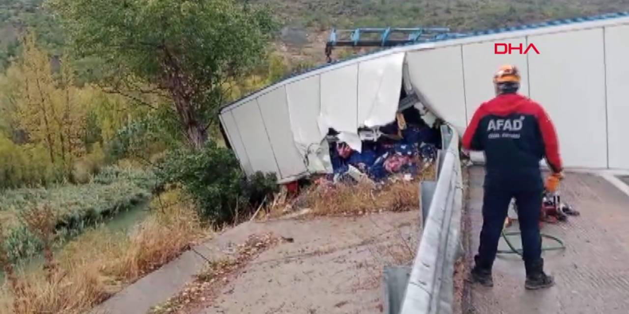 Devrilen TIR'da sıkışan sürücü 2 saatlik çalışmayla kurtarıldı