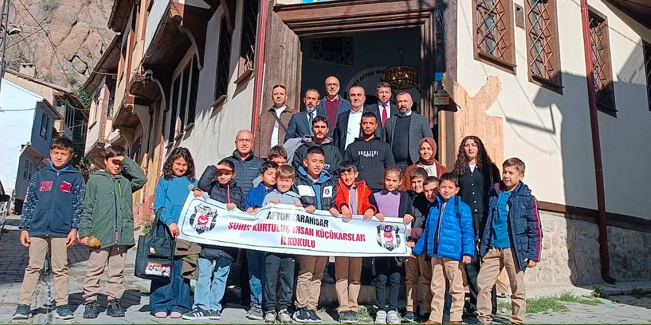 Beşiktaş Kulübü üyeleri Afyonkarahisar'da öğrencilere forma hediye etti