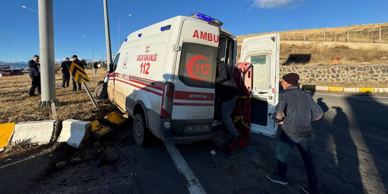Ağrı'da ambulans ile kamyonet çarpıştı: 2'si ağır 7 yaralı