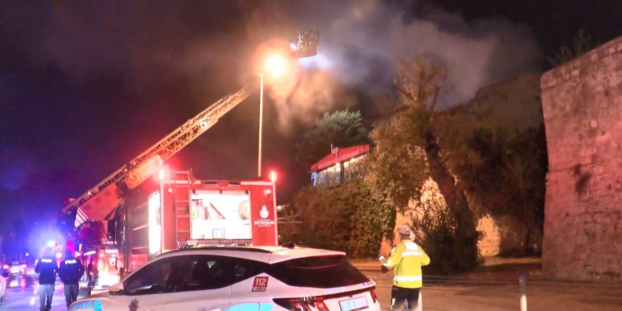 Fatih'te iki katlı metruk binada yangın