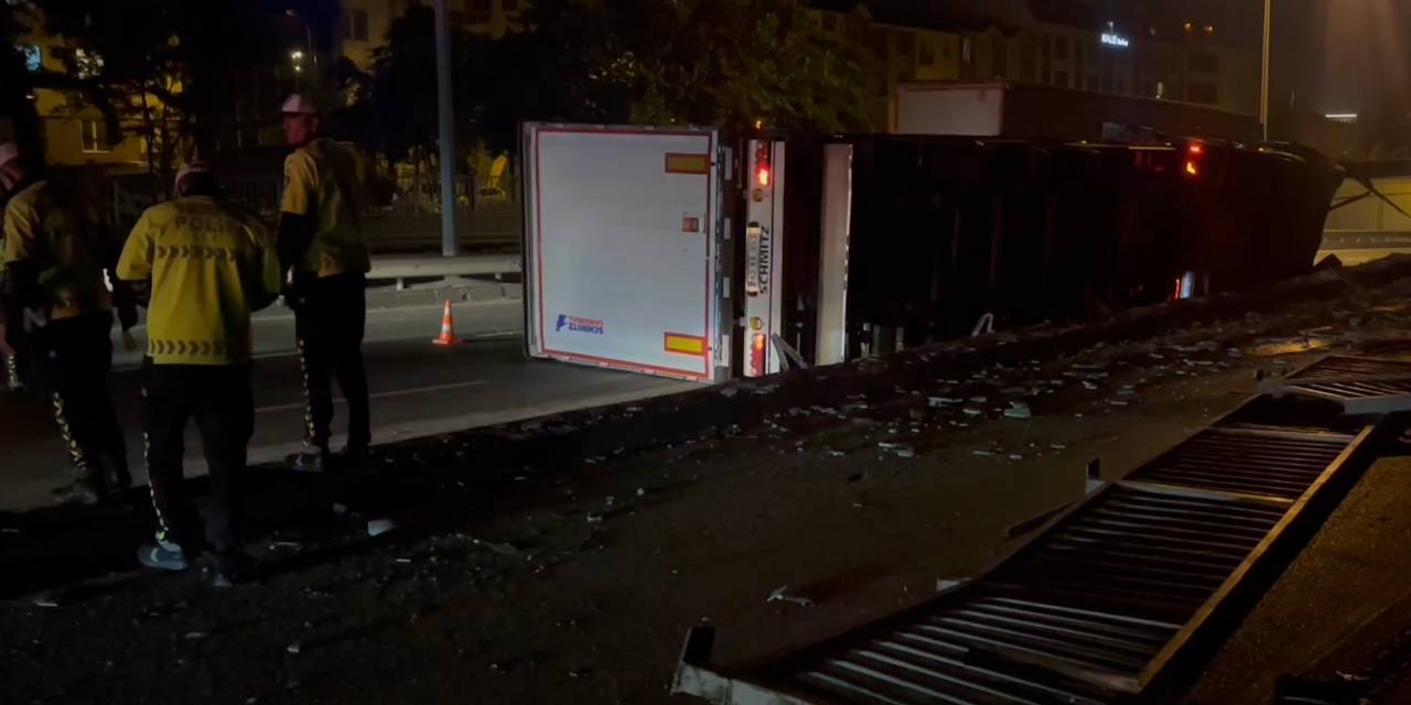 Eskişehir-Ankara karayolunda TIR devrildi