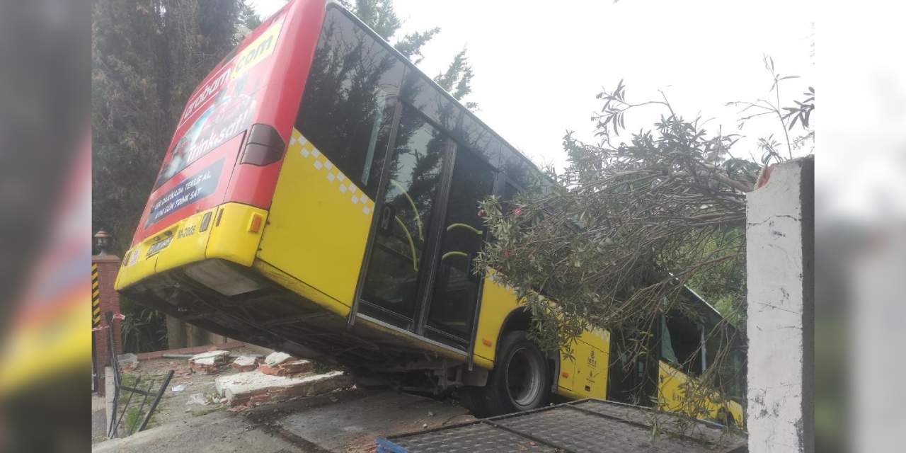 Üsküdar'da feci İETT kazası! Bahçe duvarında asılı kaldı