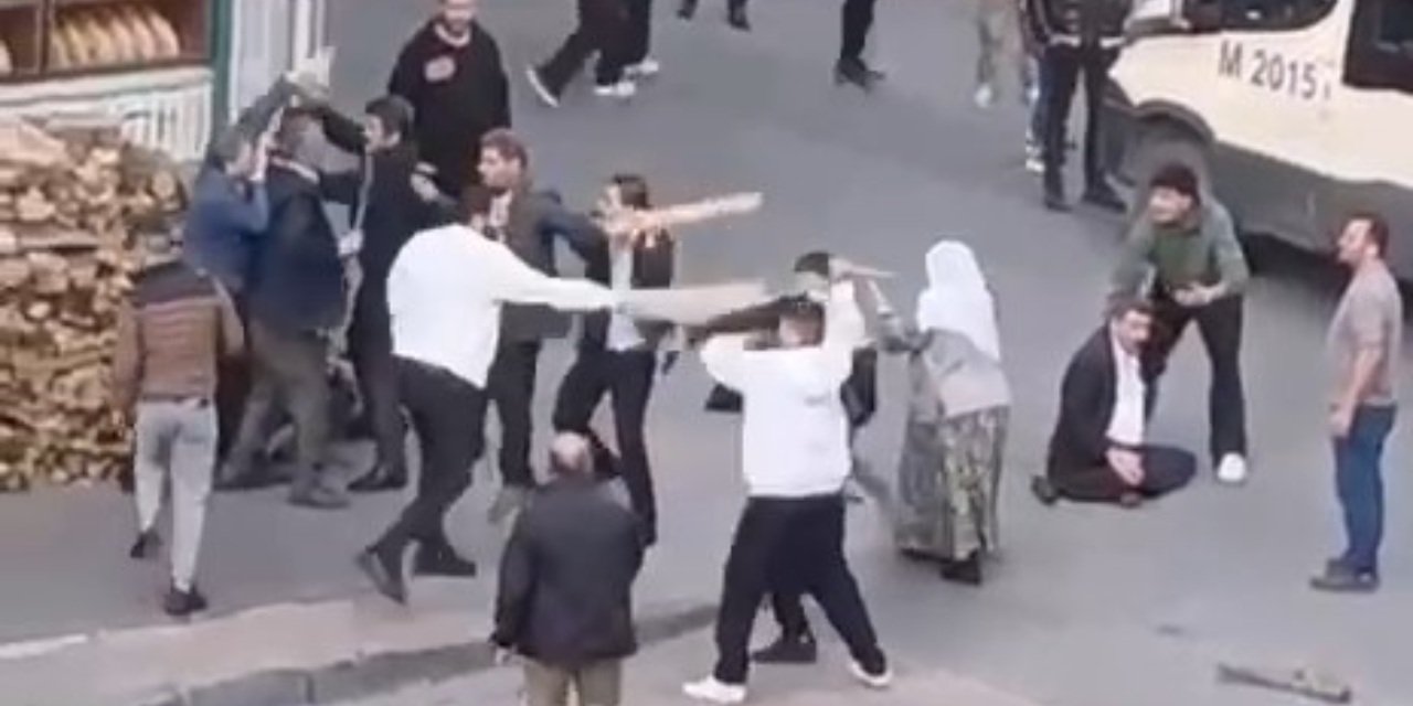 Sokak savaş alanına döndü: Fırının önündeki odunları kapıp birbirlerine girdiler