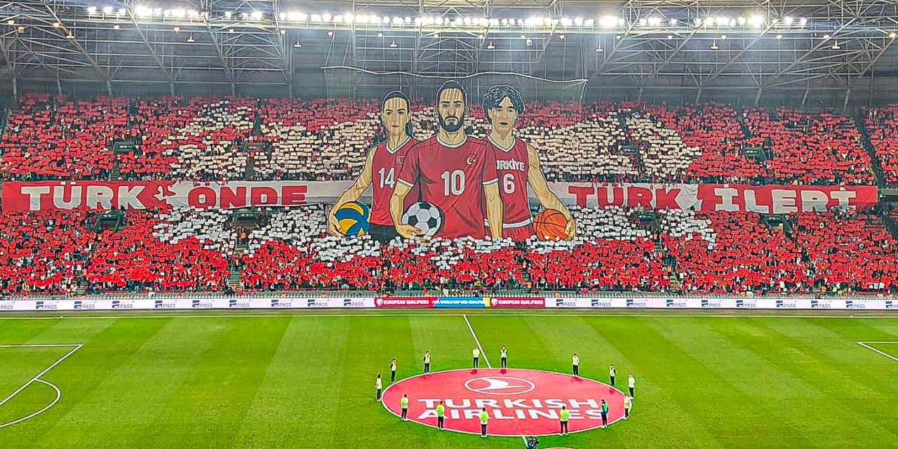 Milli maç öncesi müthiş koreografi: Türk önde Türk ileri