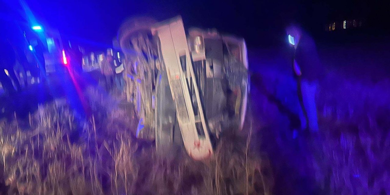 Konya'da işçi servisi ile otomobil çarpıştı: Onlarca yaralı var