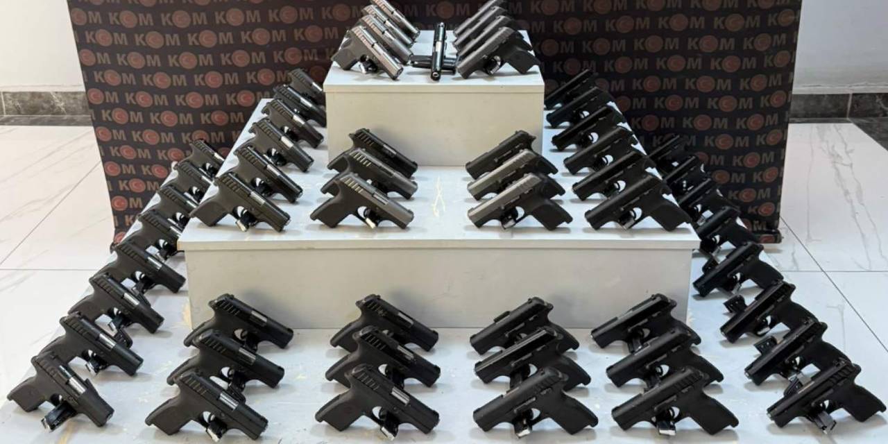 Yolcu otobüsünde cephanelik: Onlarca tabanca ele geçirildi!
