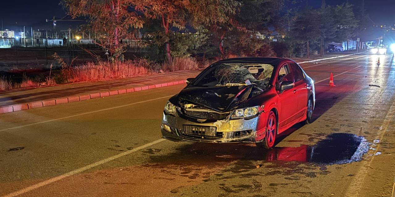 Yolun karşısına geçmeye çalışırken otomobil çarptı: Hayatını kaybetti