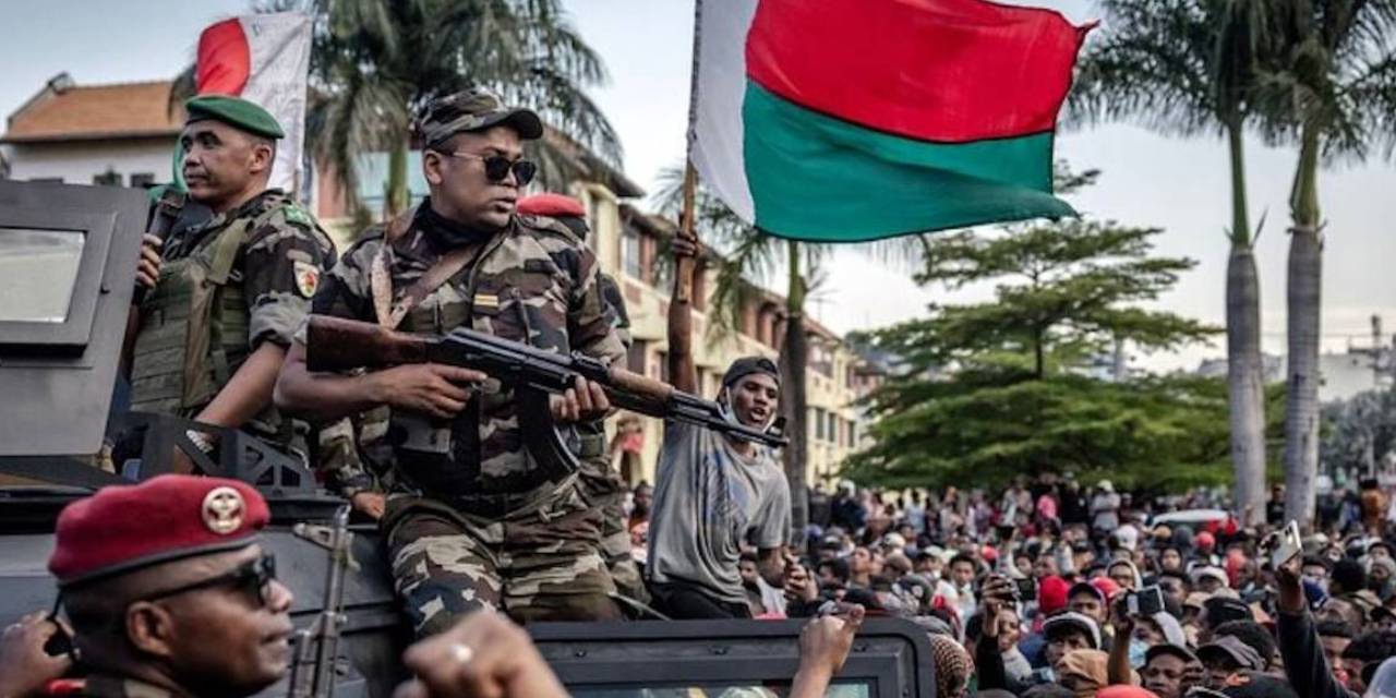 Madagaskar'da ordu yönetime el koydu