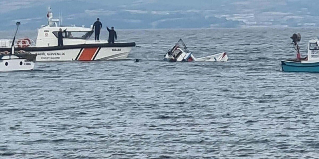 Çanakkale'de 3 balıkçıya mezar olan tekne denizden çıkarıldı