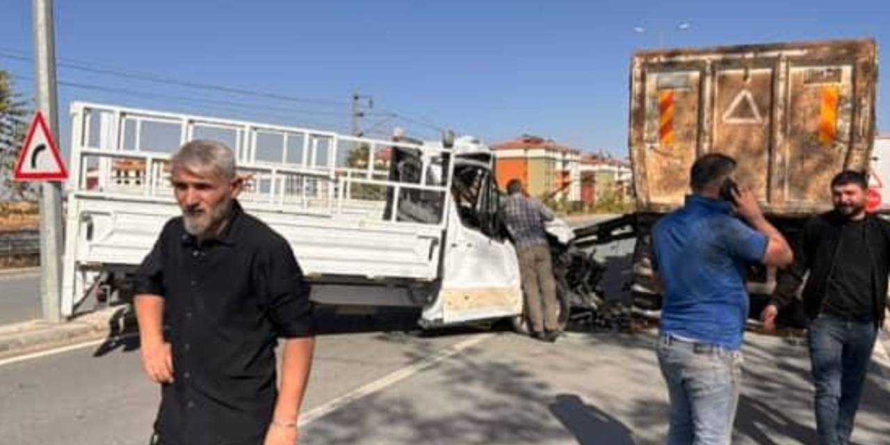 Hafriyat kamyonu ile kamyonet çarpıştı: Araçta sıkışan yolcu hayatını kaybetti