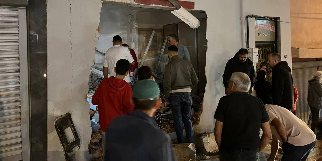 İzmir'de freni boşalan kamyon evin oturma odasına daldı: O anlar böyle görüntülendi