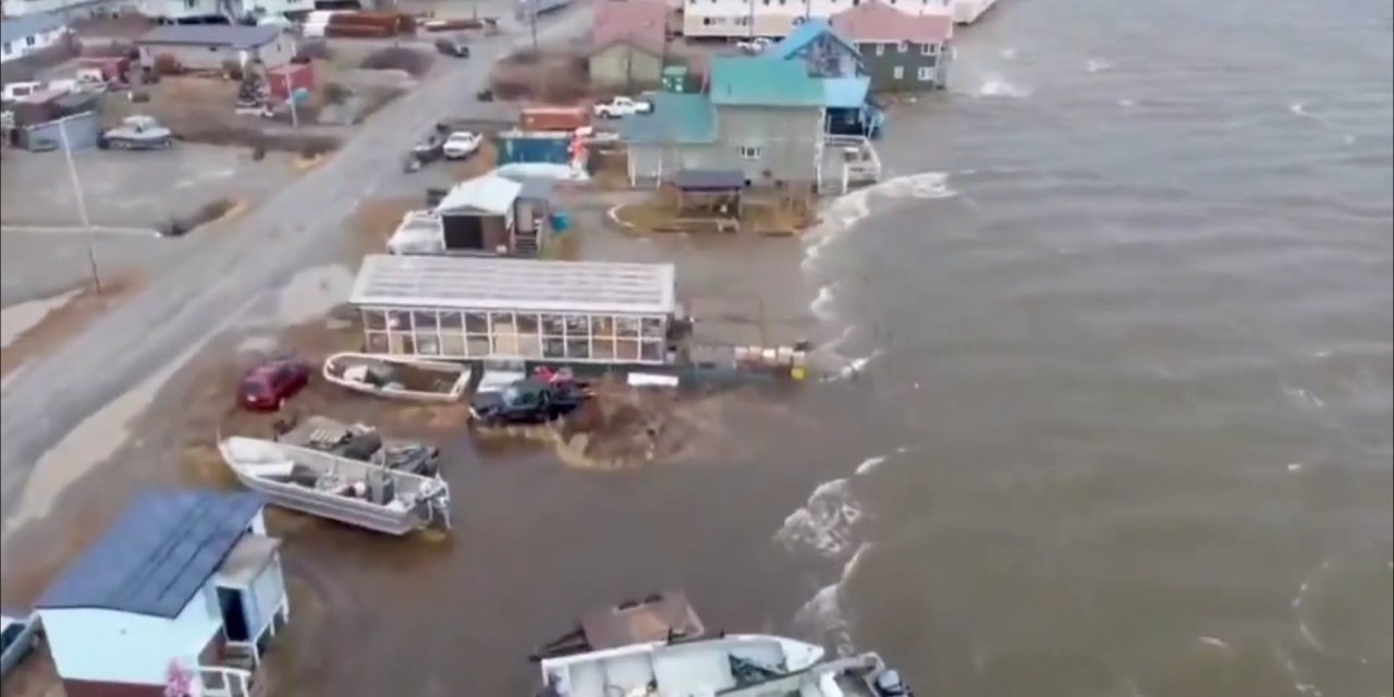 Tayfun Alaska’nın batısını felç etti