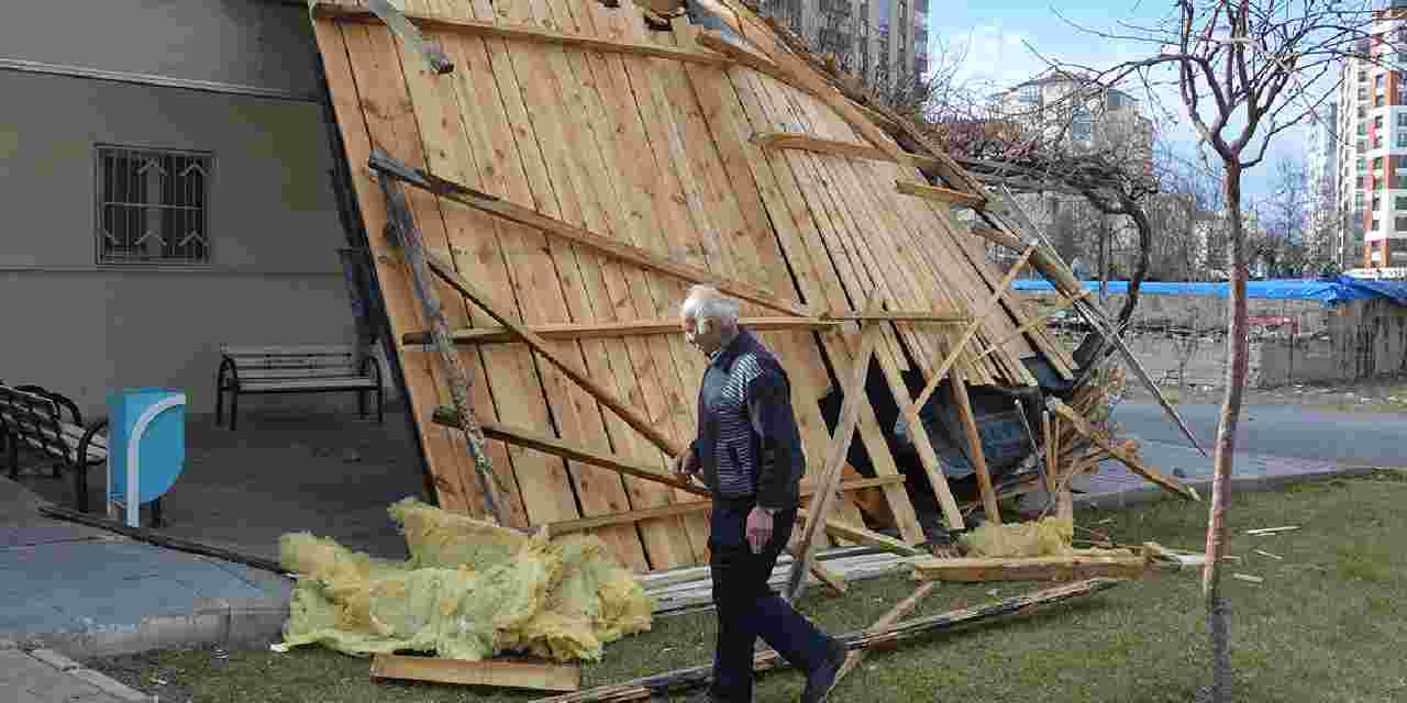 Beylikdüzü'nde bir ilkokulunun çatısı fırtına nedeniyle okul bahçesine uçtu