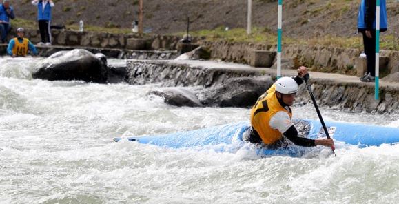 Azgın dalgalara karşı kürek çektiler