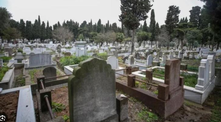 Belediyenin borcu nedeni ile mezarlıklara haciz konuldu