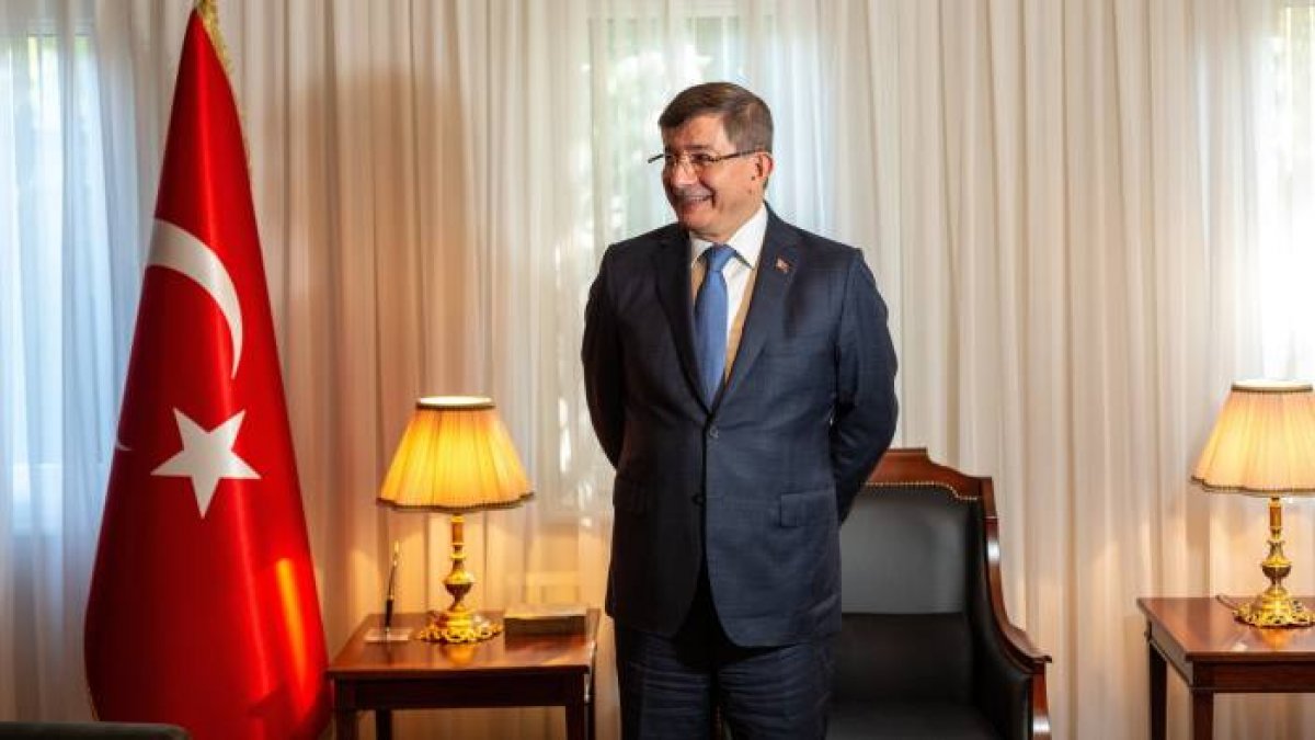 Ahmet Davutoğlu Financial Times'a konuştu! AKP'yi topa tuttu...