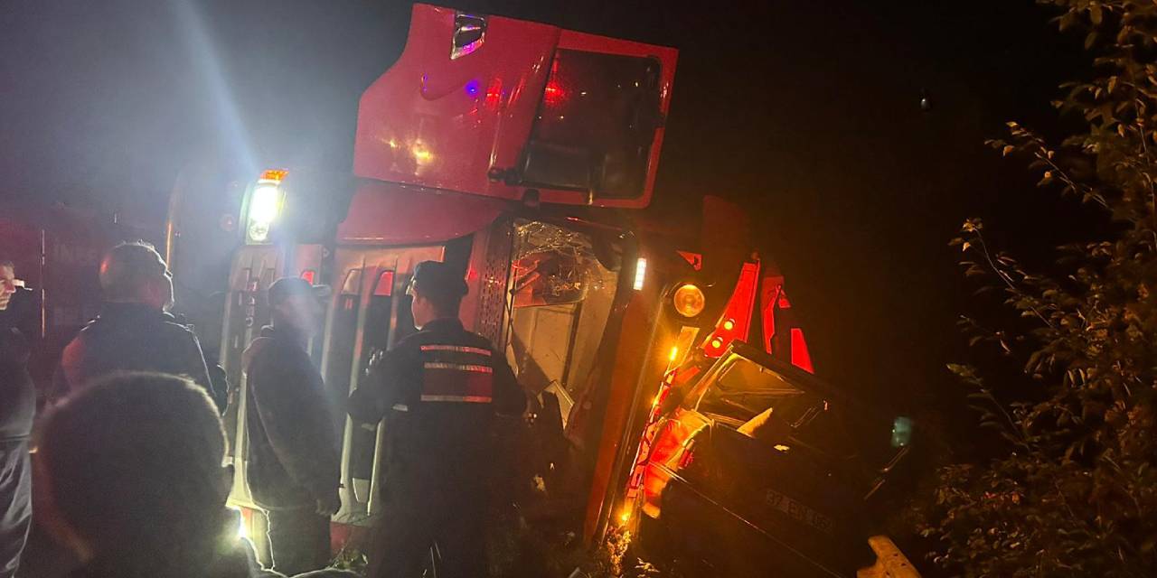 Kastamonu'da feci kaza! TIR, otomobili bariyere sıkıştırdı