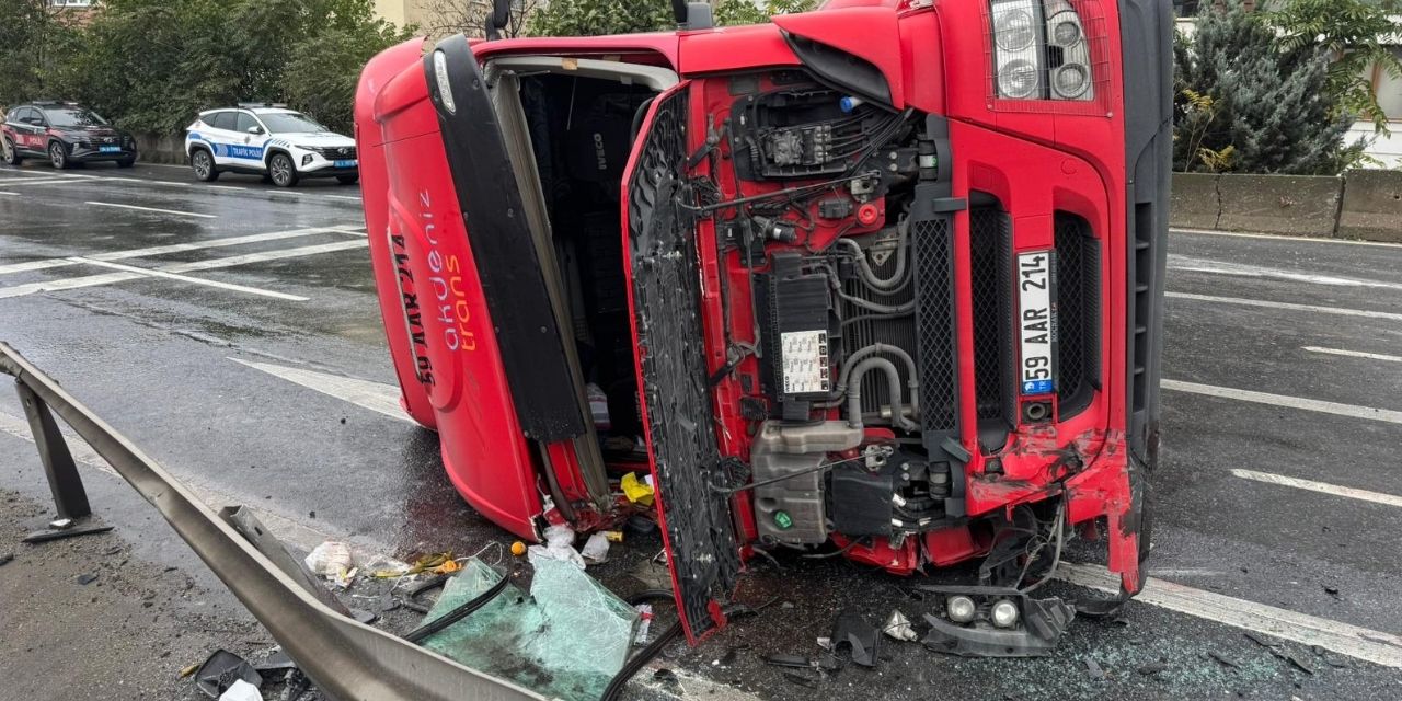 Yola çıkacaklar dikkat: Tır devrildi trafik kilitlendi