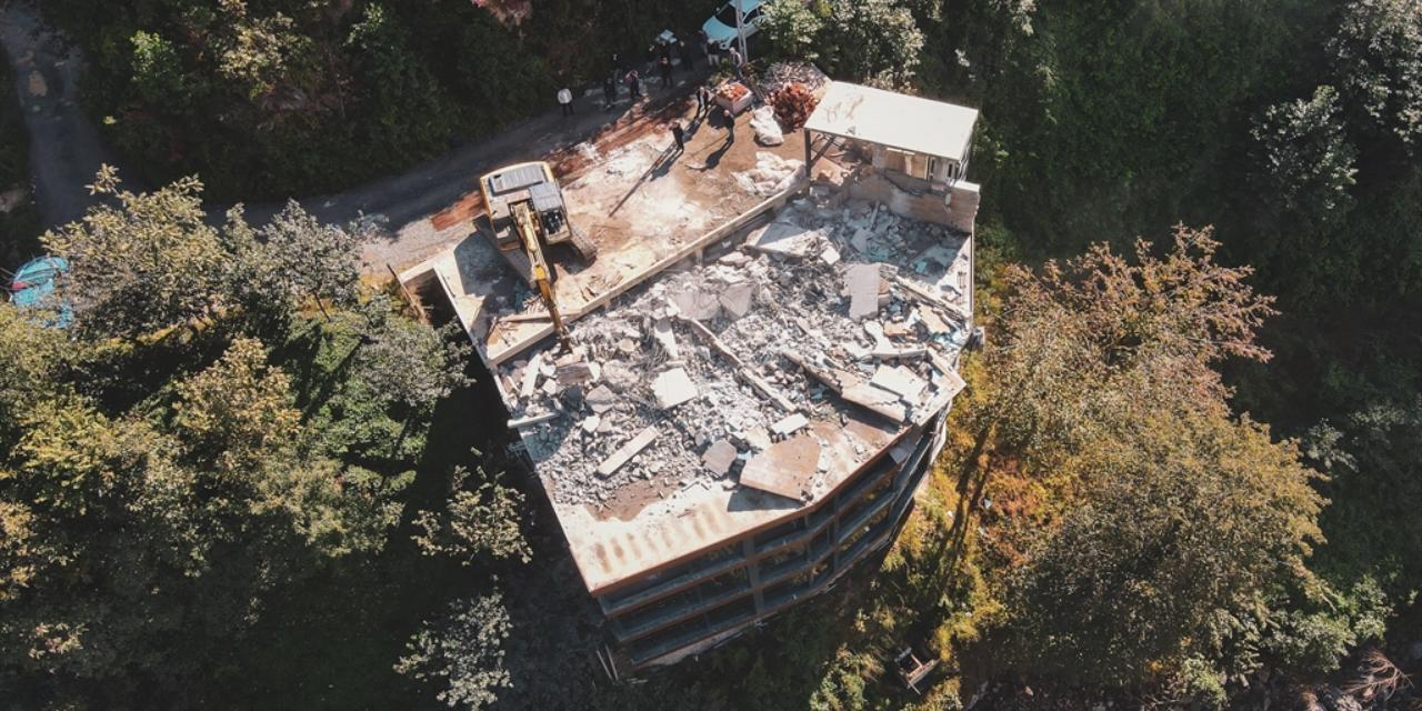 Fırtına Vadisi'nde kaçak yapılara kepçe vuruldu