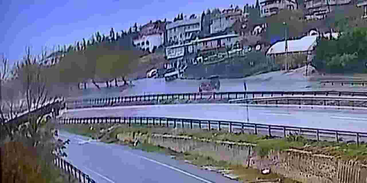 İETT otobüsü kayarak yoldan çıktı: İşte o anlar