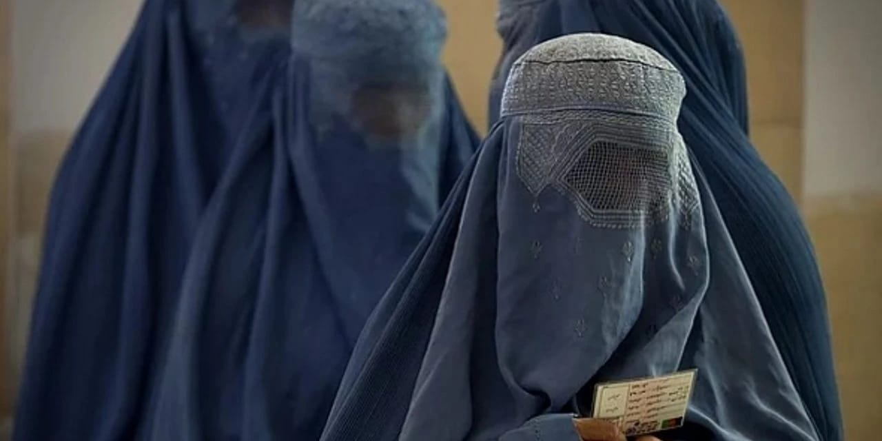 Parlamentodan geçti: Peçe ve burka yasaklandı