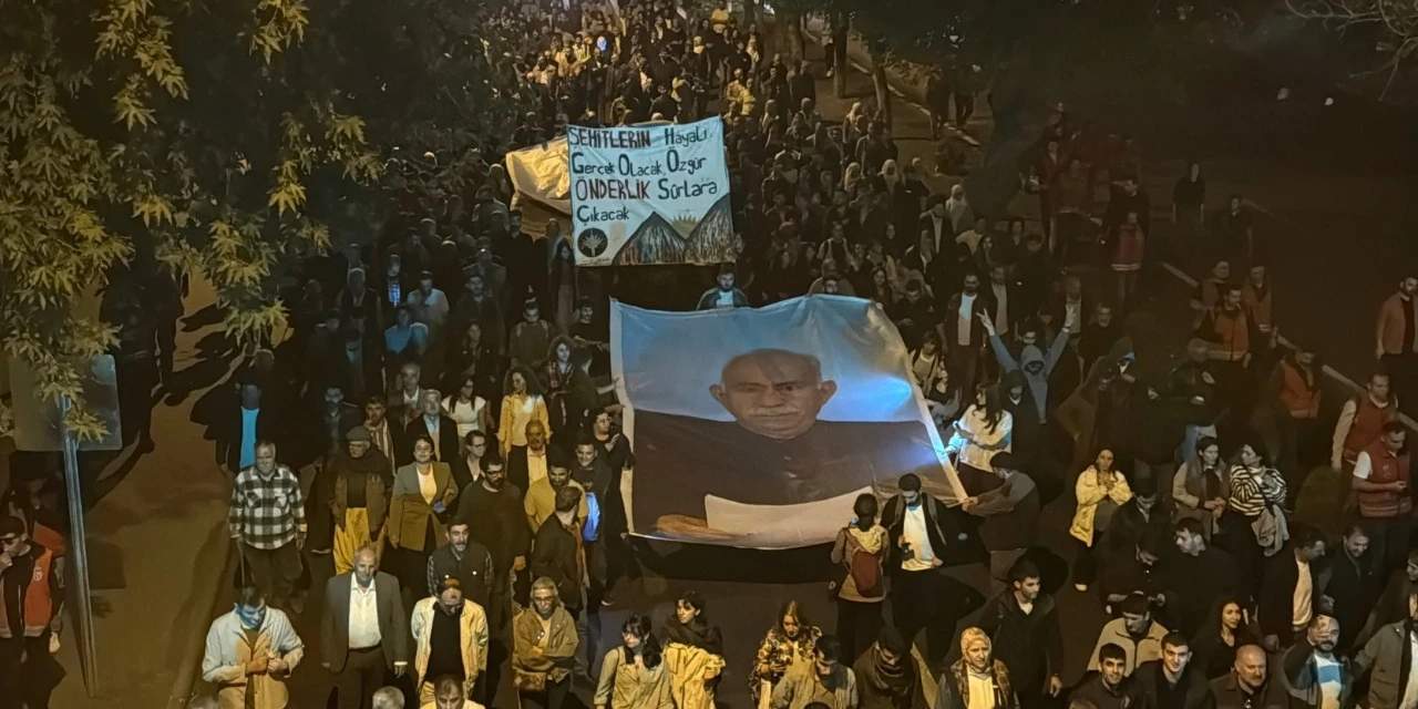 Diyarbakır'daki Öcalan yürüyüşünde yüksek gerilim! Polise 'düşman' sözleri tepki çekti