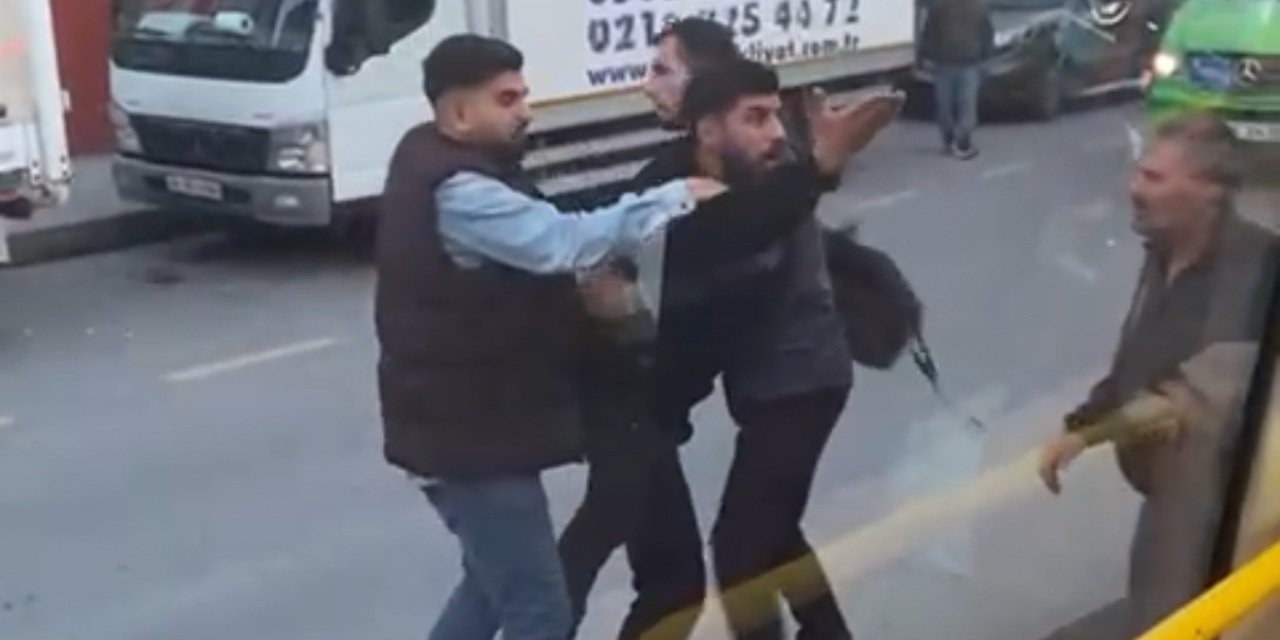 Yolcu dolu minibüste şoföre saldırı: O anlar kamerada