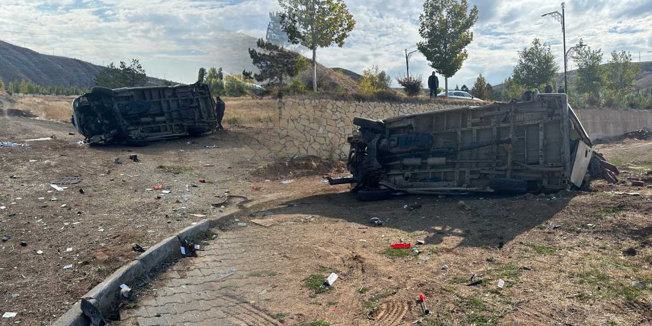 Sivas’ta feci kaza! Önce aydınlatma direğine sonra ağaca çarptı: 3 metre aşağı yuvarlandı