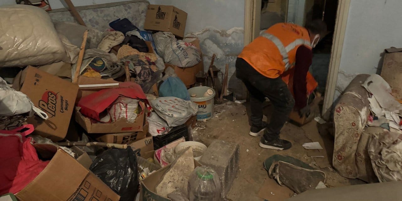 Zihinsel engelli kadın annesinin çürüyen cesediyle yaşadı