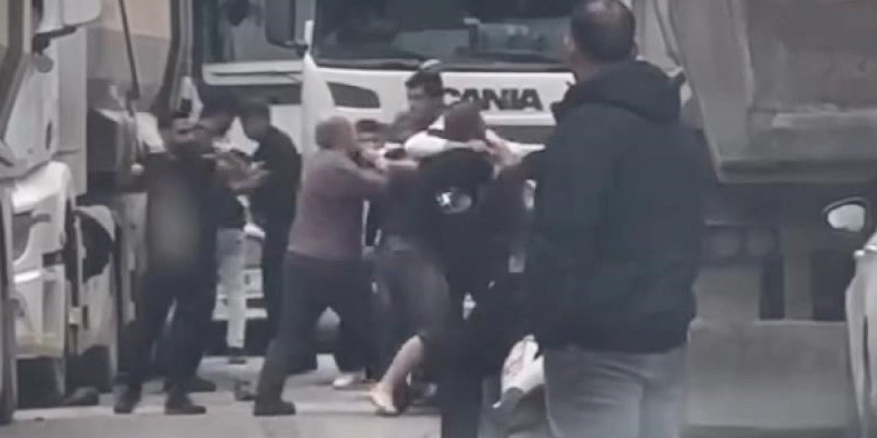 TIR şoförleri birbirine girdi: Dakikalarca süren sopalı kavga kamerada