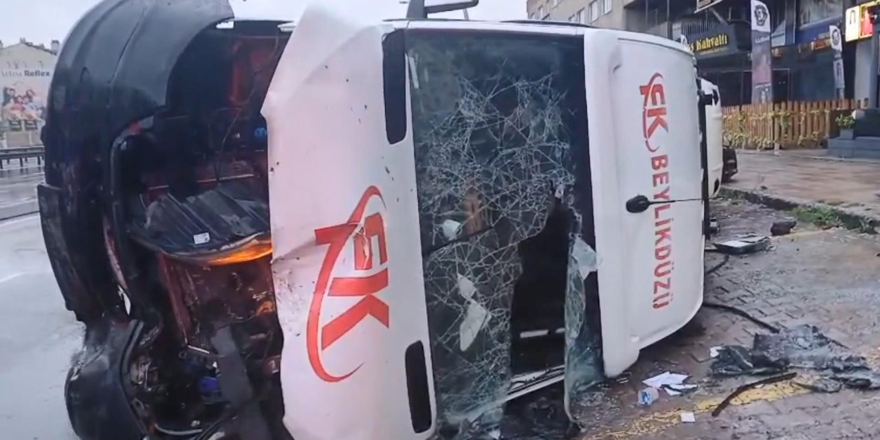 Büyükçekmece'de yolcu minibüsü devrildi: 2 yaralı! Kaza anı kamerada