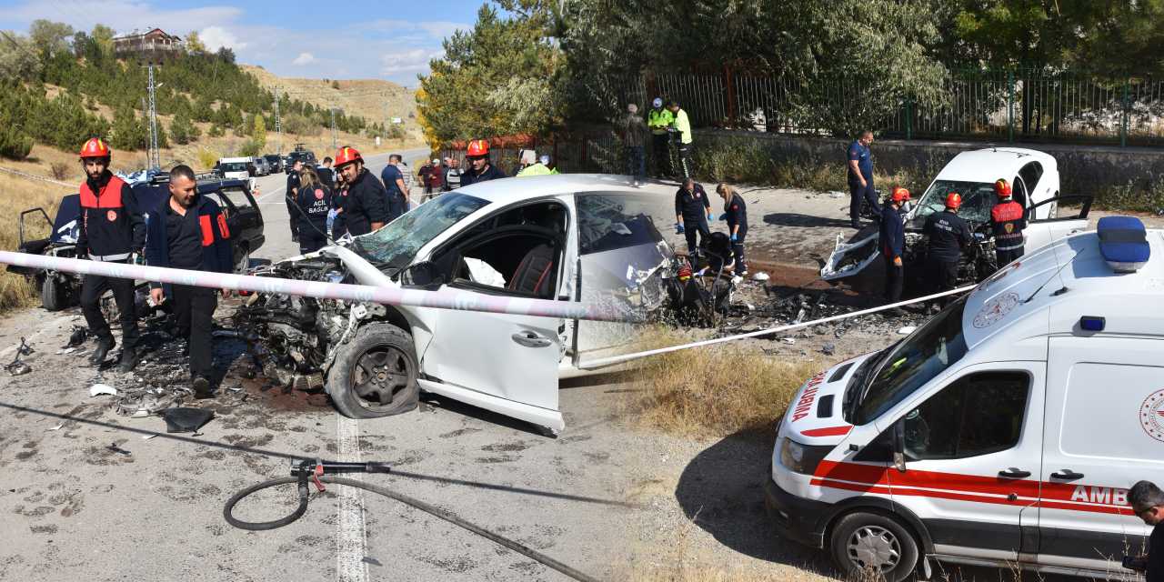 Sivas’ta feci kaza! Otomobiller kafa kafaya çarpıştı