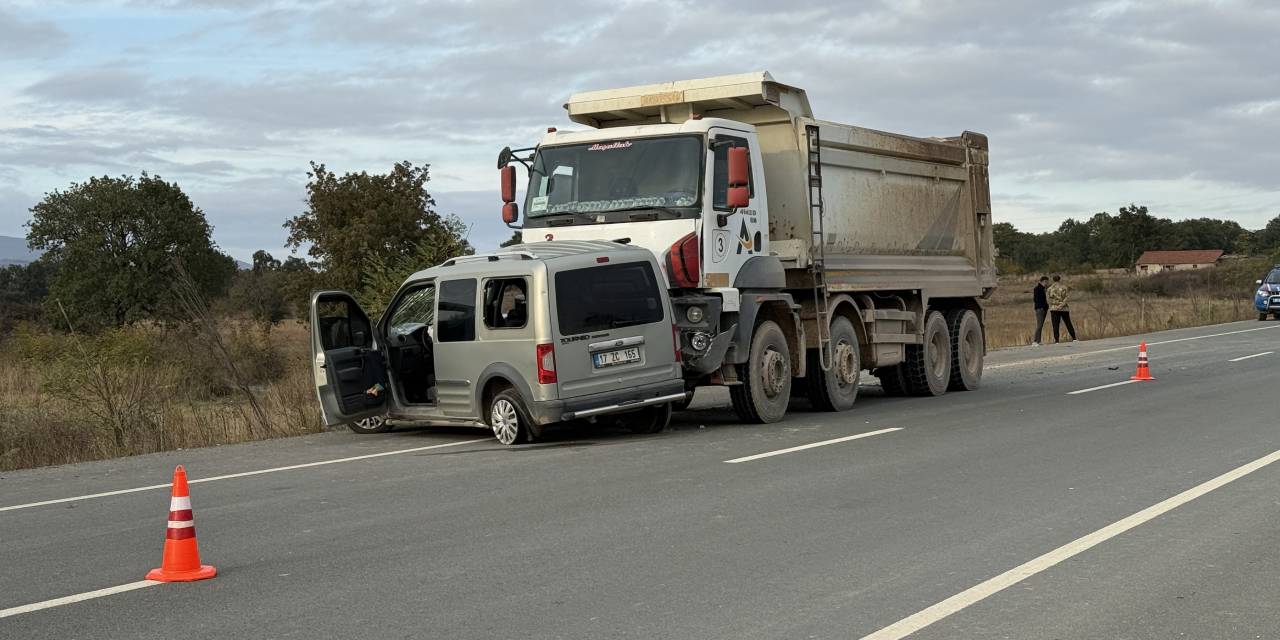 Çanakkale'de kamyon ile otomobil çarpıştı: Sürücü hayatını kaybetti