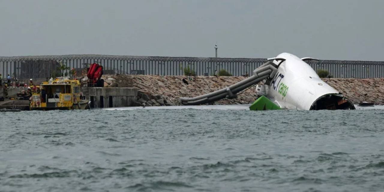 Türk şirketine ait uçak denize düştü!