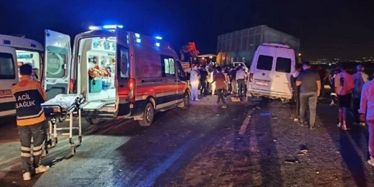 Hatay'da işçi servisi traktöre çarptı: 3'ü ağır 14 yaralı