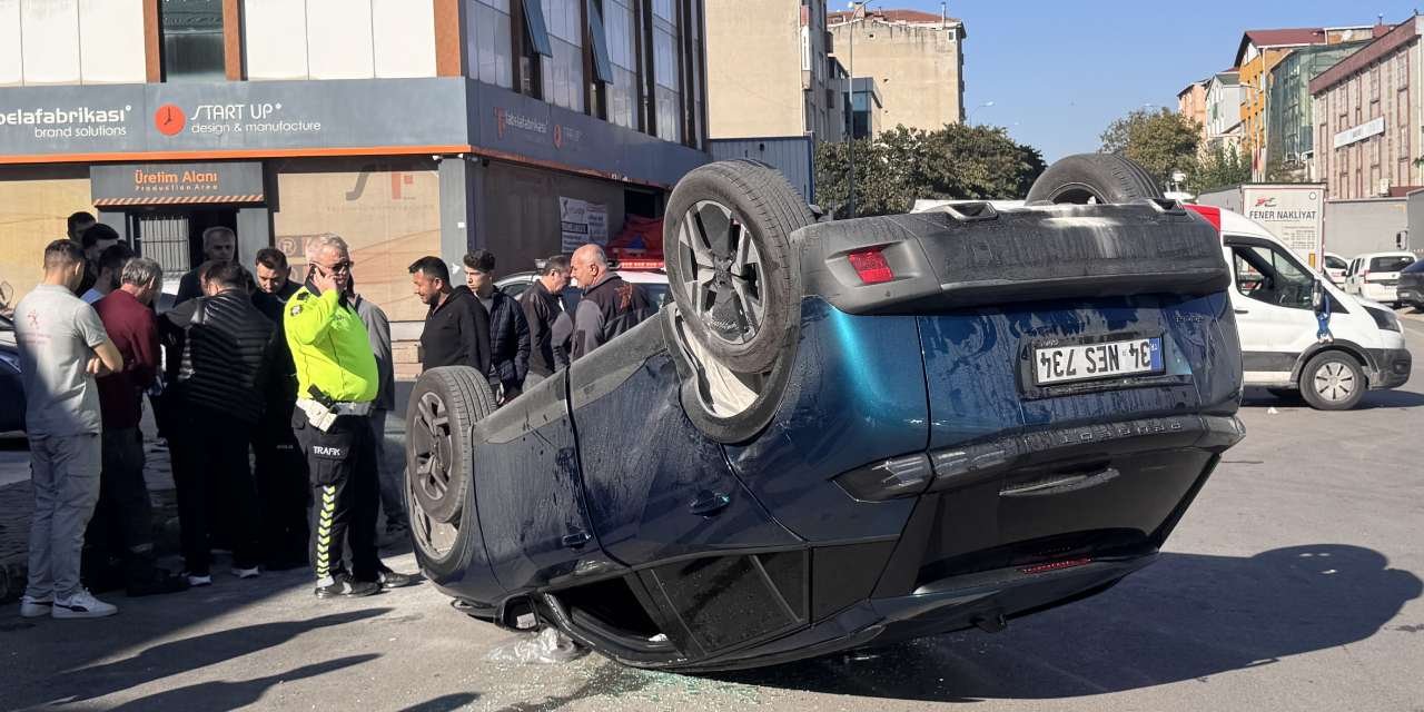 Panelvanla çarpışan otomobil ters döndü