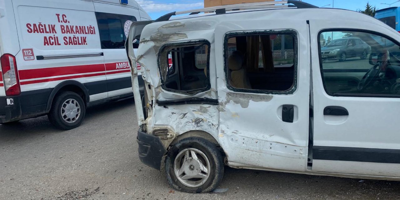 Dönüş yapan araca 2 motosiklet çarptı