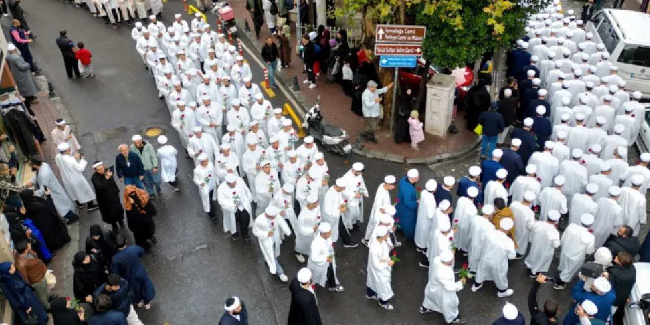 Görüntülerin adresi İstanbul: İsmailağa'dan icazet alan yüzlerce kişi böyle yürüdü!