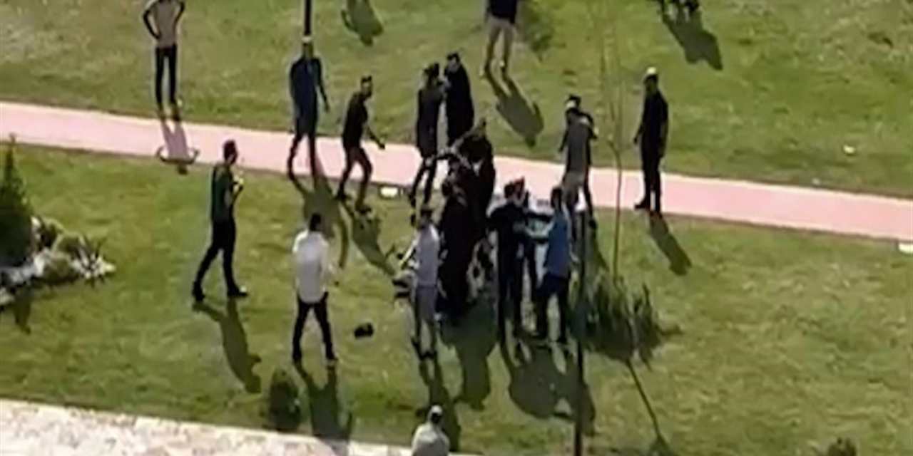 Sitenin bahçesinde yumruklar havada uçuştu: 4 kişi hastanelik oldu