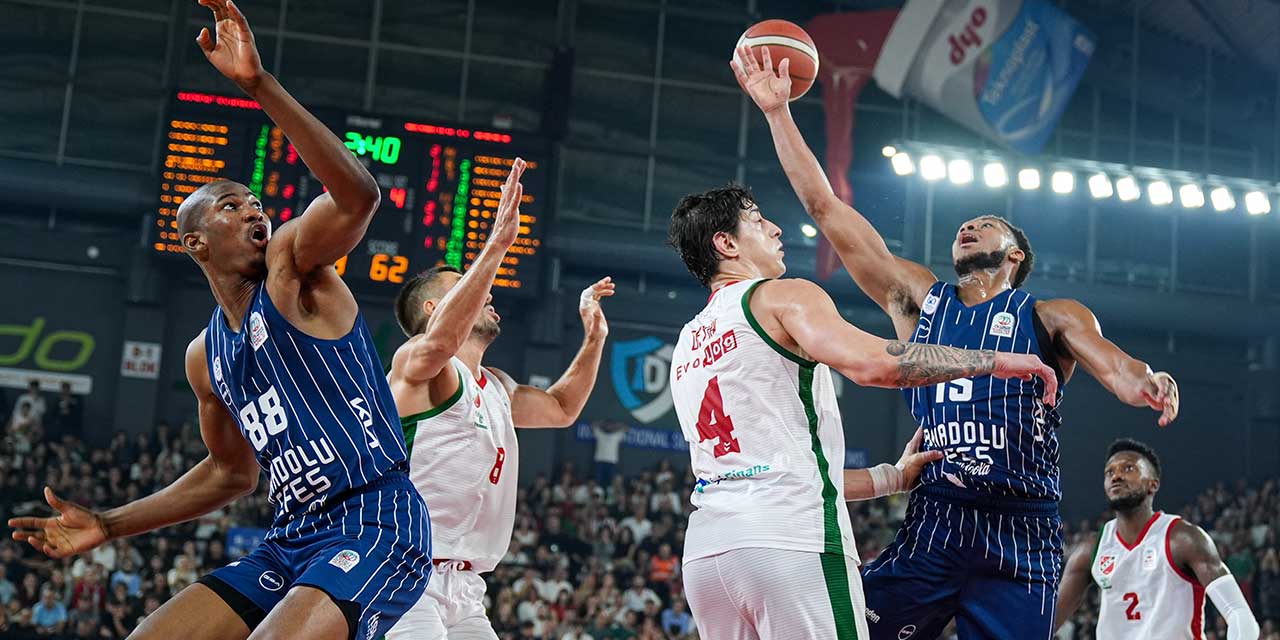 Anadolu Efes Karşıyaka'ya şans tanımadı