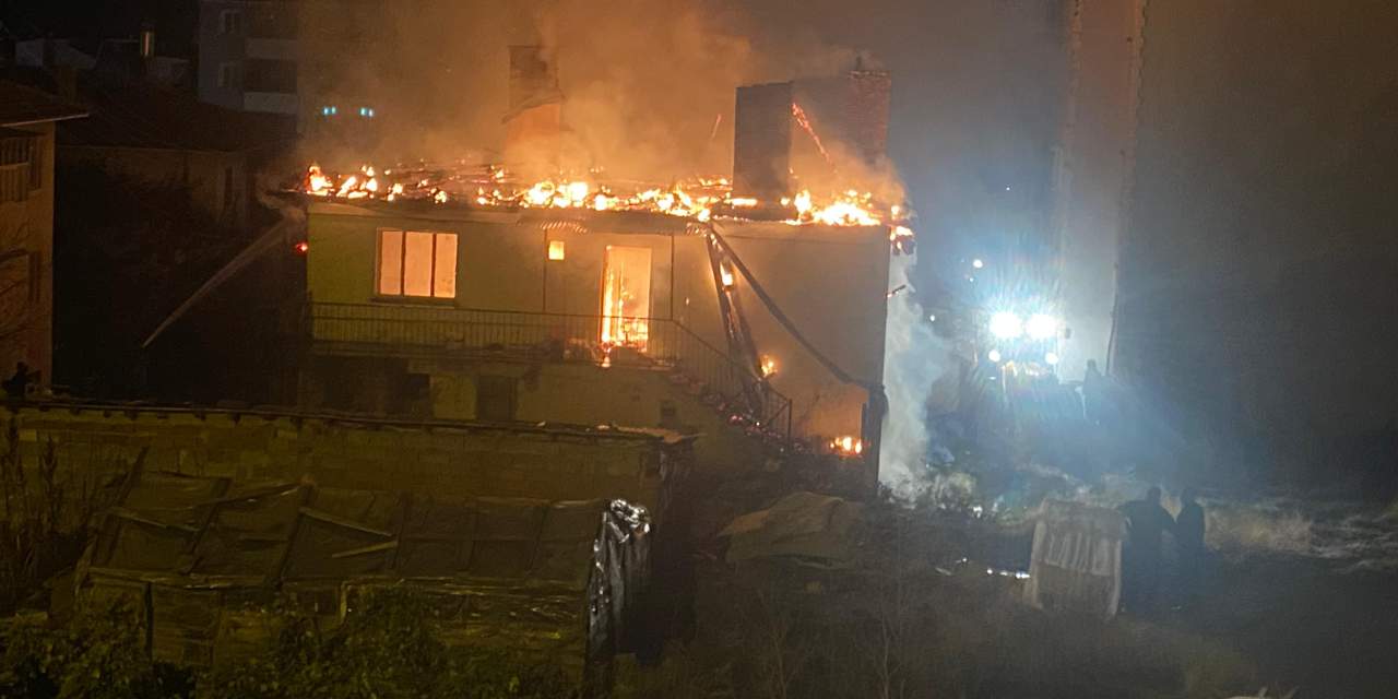 Çankırı'da yangın: 2 ev kullanılmaz hale geldi