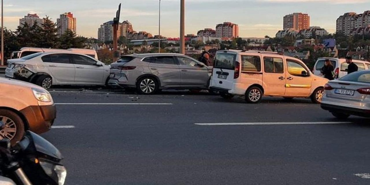 TEM Otoyolu'nda zincirleme kaza: Esenyurt gişeleri sonrası trafik durma noktasına geldi